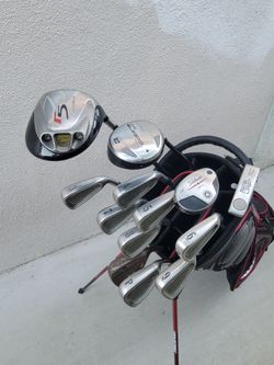 Titleist & TaylorMade Golf Club Set Right Handed. Golf Bag included