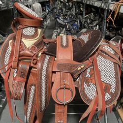 Nueva Montura Charra Super Bordada Con Cantinas Desmontables 