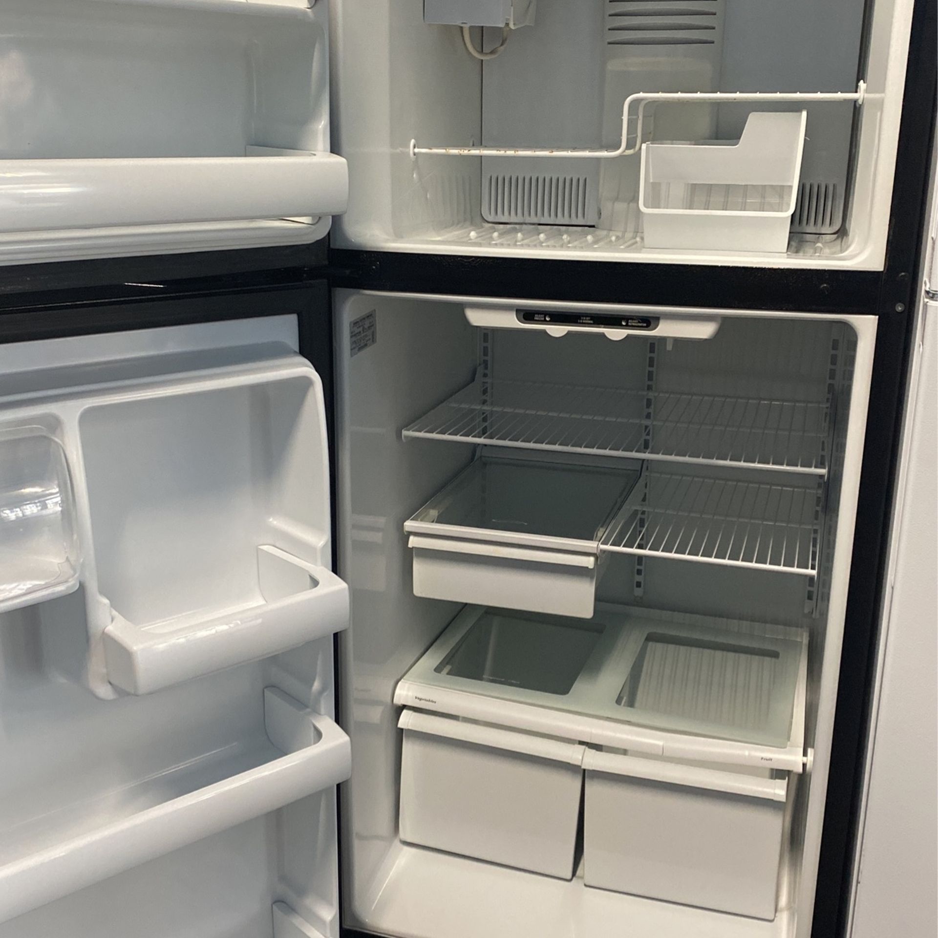 ❤️ BEAUTIFUL REFRIGERATOR TOP AND BOTTOM BLACK GE 