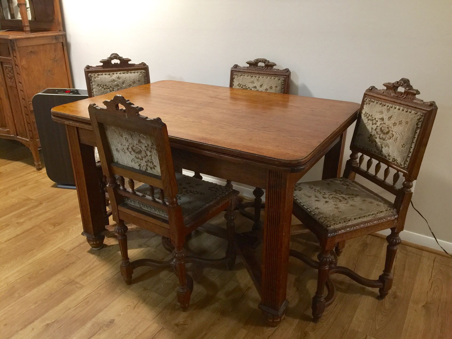 Antique dinning Room Table With leaf And 4 Chairs 