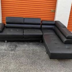 Sectional Sofa ( Financing Available ) 