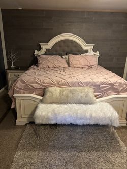 White/grey king bed suit