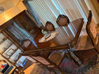 Vintage Traditional Wood Dining Table with 6 Chairs