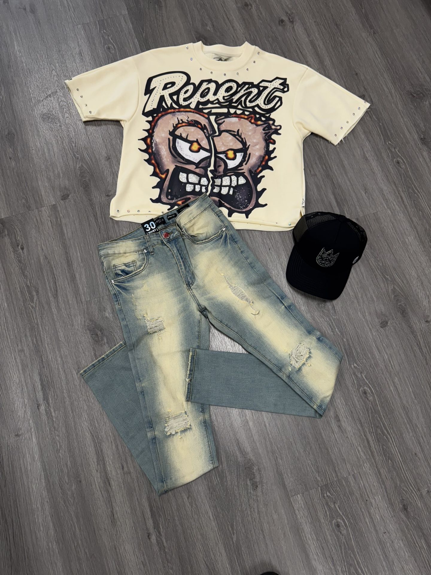 T SHIRT HAT AND JEANS 120$ Everything TODO 120$