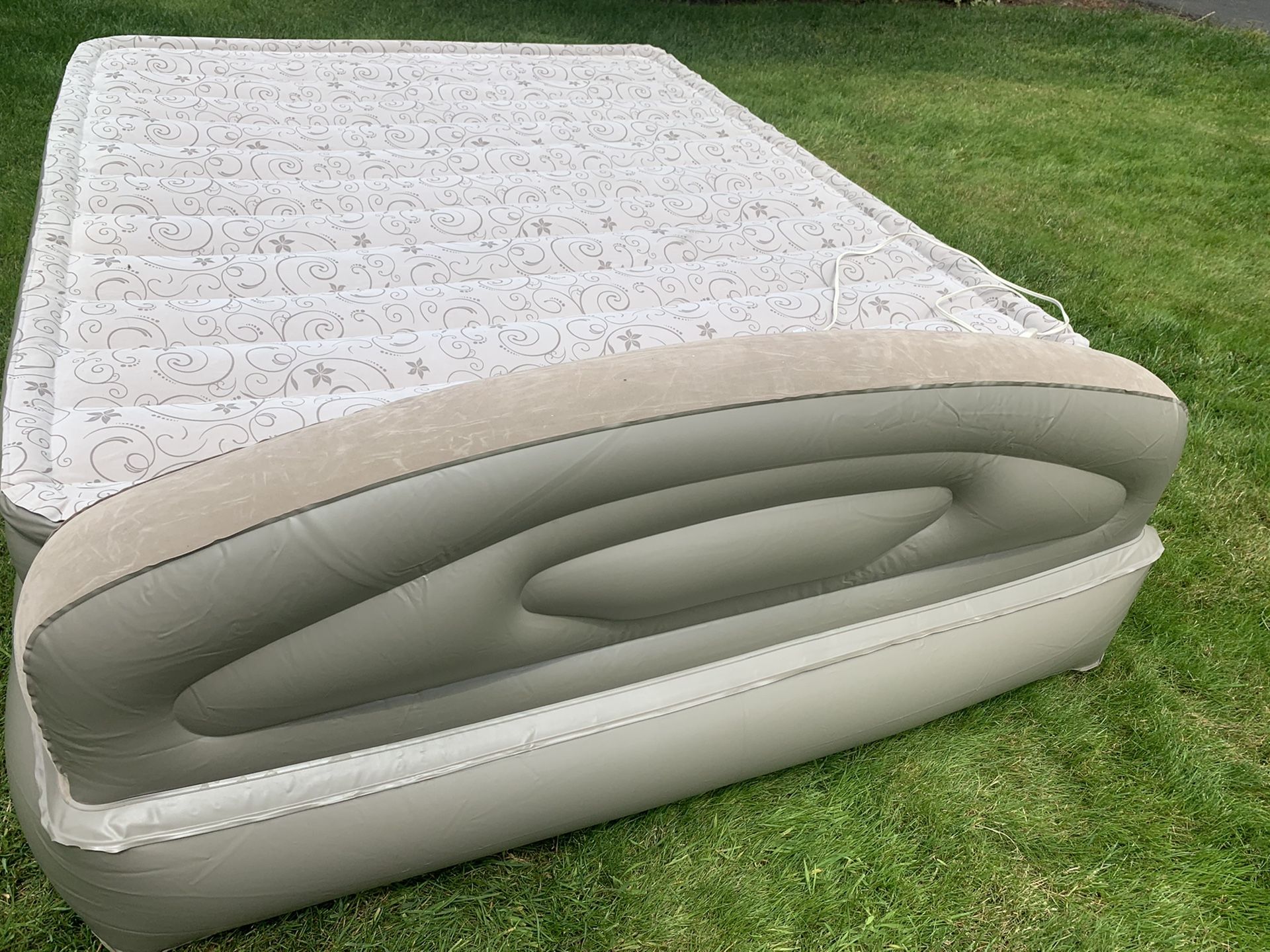 Aerobed Air mattress king size for Sale in Ridgefield, WA OfferUp