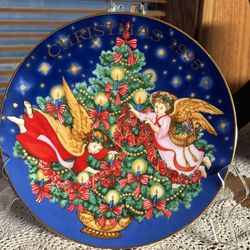 Avon collectible porcelain 8” Christmas plate “trimming the tree”  22 k gold trim Angels 1995