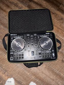 Roland DJ-202 Serato DJ Controller with Case