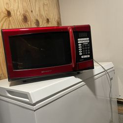 Emerson Red Microwave Oven