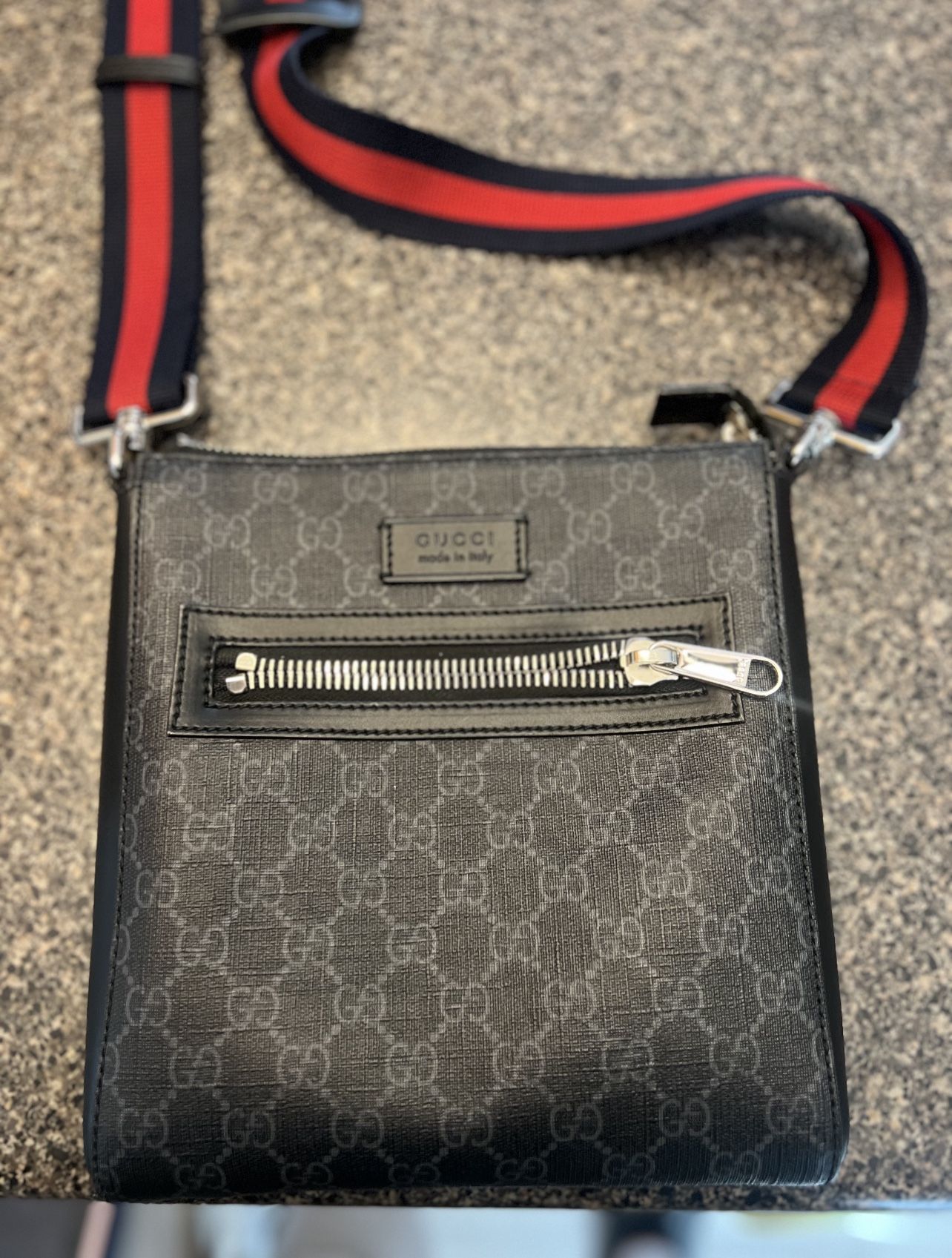 GUCCI GG Black Small Messenger Bag (Black, Gray, Red)