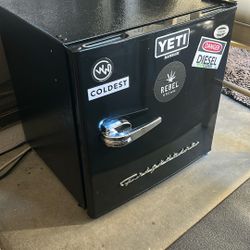 Frigidaire Mini Fridge. 