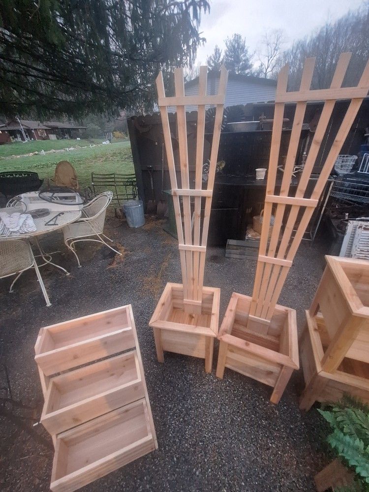 Cedar Planter With Trellace