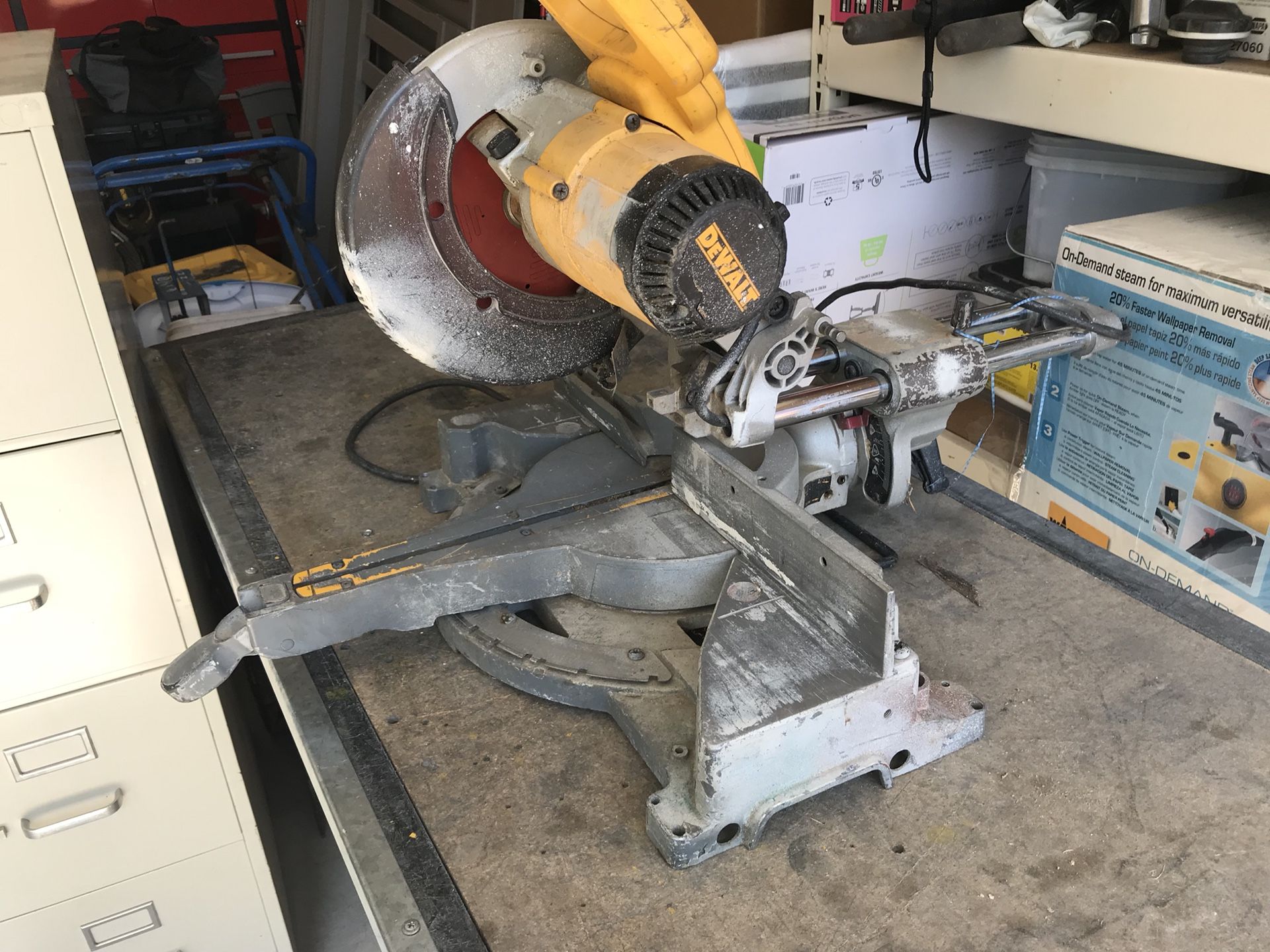 Dewalt DW712 8.5” Compound Miter Saw. Heavy Duty Single Bevel.