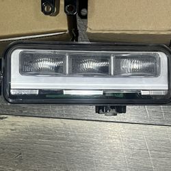 2022-2025 TUNDRA/SEQUOIA/TACOMA LED PAIR LEFT AND RIGHT SIDE IN GREAT CONDITION 