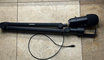 Blue Yeti Microphone with desk mount