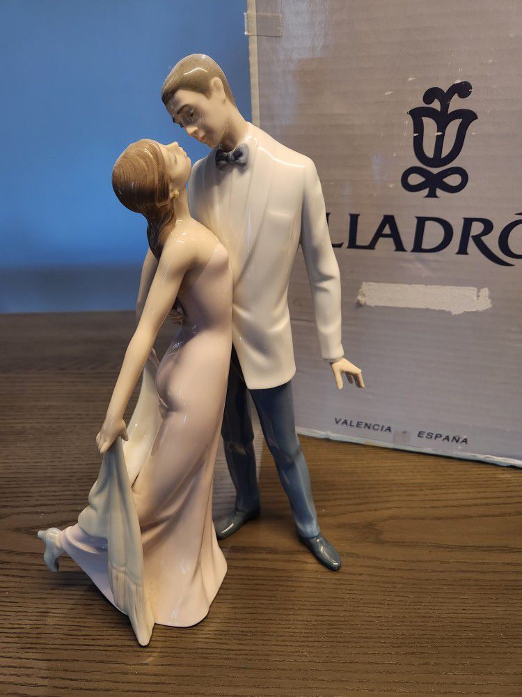 LLADRO Porcelan Man & Woman Figurines "Happy  Anniversary"