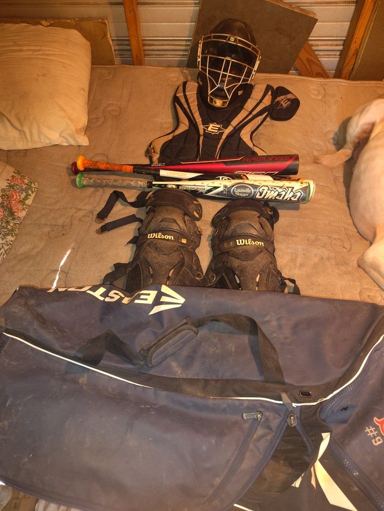 COMPLETE CATCHERS GEAR W 3 BATS & BAG