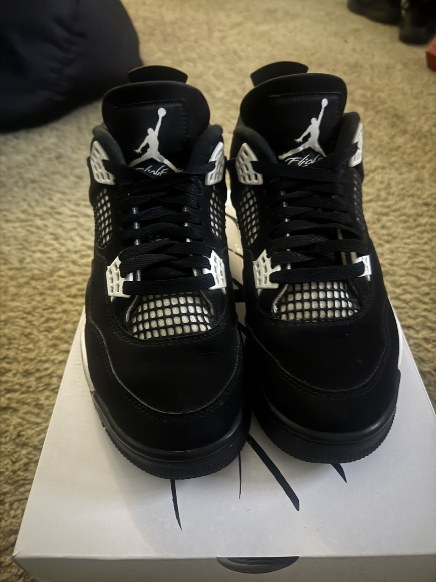 Jordan 4 retro white thunder