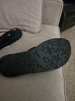 Nike flip flops size 6 new