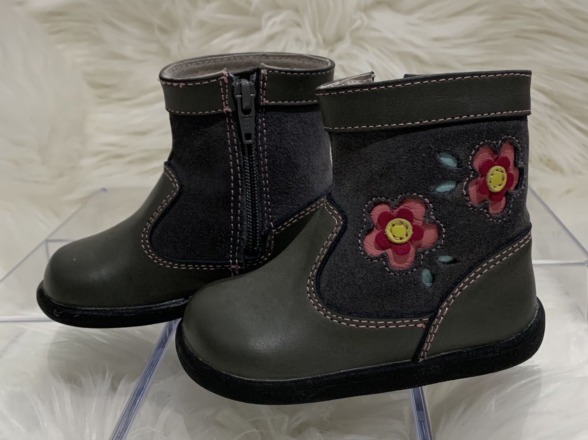 see kai run - Baby girl Flower Gray boots**SZ (4 1/2)