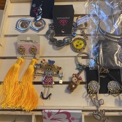 Aretes Y Collares Precio Regular Cada Uno Tiene Precio 