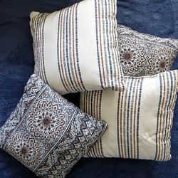 4 Decorative Couch Pillows 