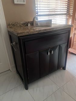 Bathroom vanity, light, hardware+