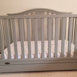 Graco Crib With Drawers Like New (Free mattress with crib)