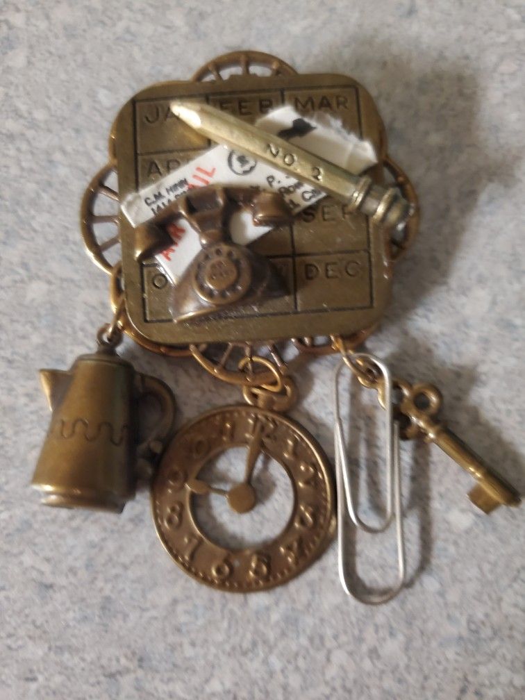 OFFICE WORKER PIN - NEW