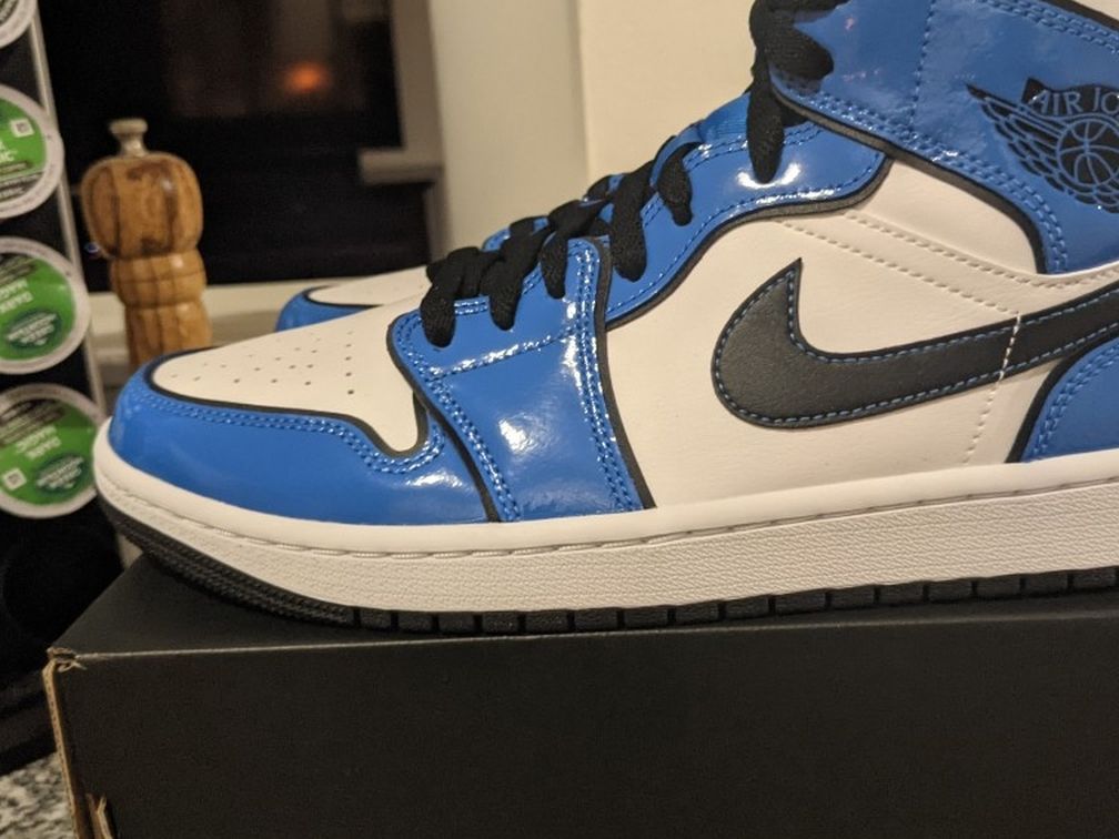 Jordan 1 Mid Signal Blue 🔵