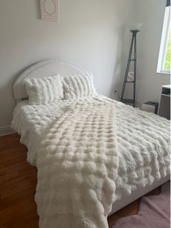 Elegant Full Size Upholstered Bed Frame – Like New