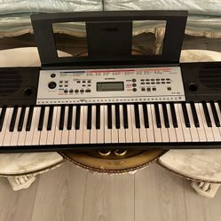 Yamaha Keyboard / Piano