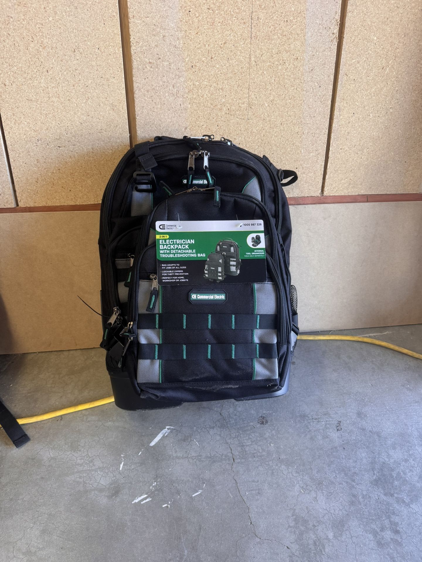 ELECTRICIAN BACKPACK WITH DETACHABLE TROUBLESHOOTING BAG