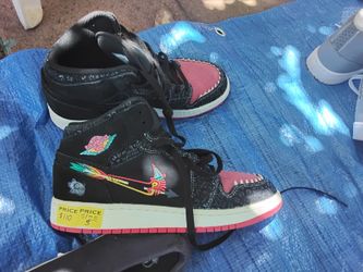 NEW AND USED SHOES OF DIFFERENT KINDS 