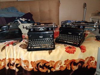 Underwoodsundstrand 1949........Two Royal Tipe Writers  1949 