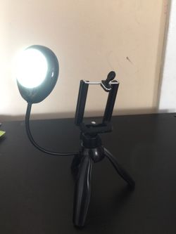 Smartphone tripod with selfie light