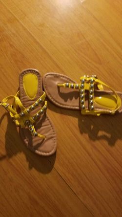 Ladies sandals size 6