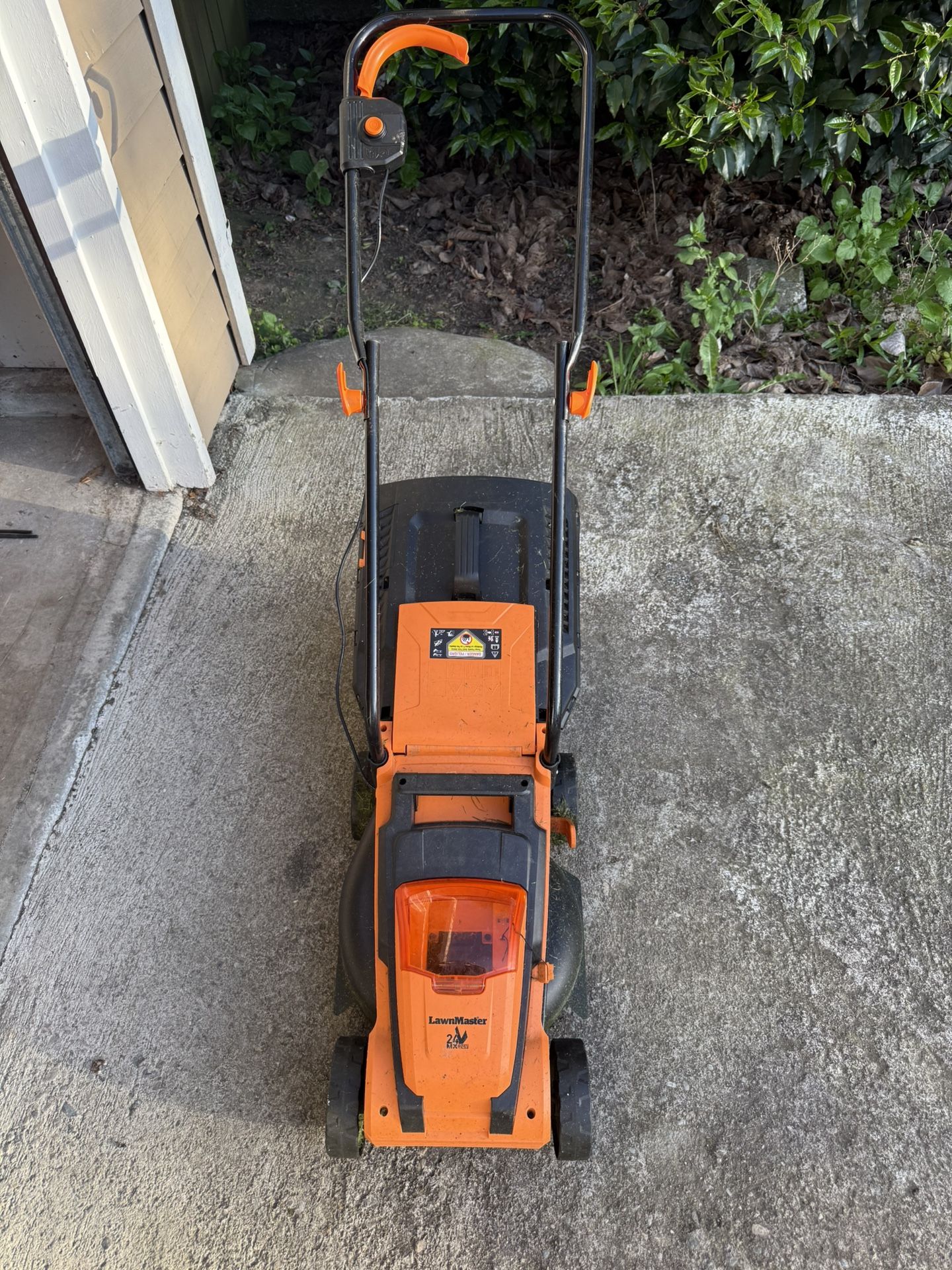 LawnMaster Cordless 13-Inch Lawn Mower 24V