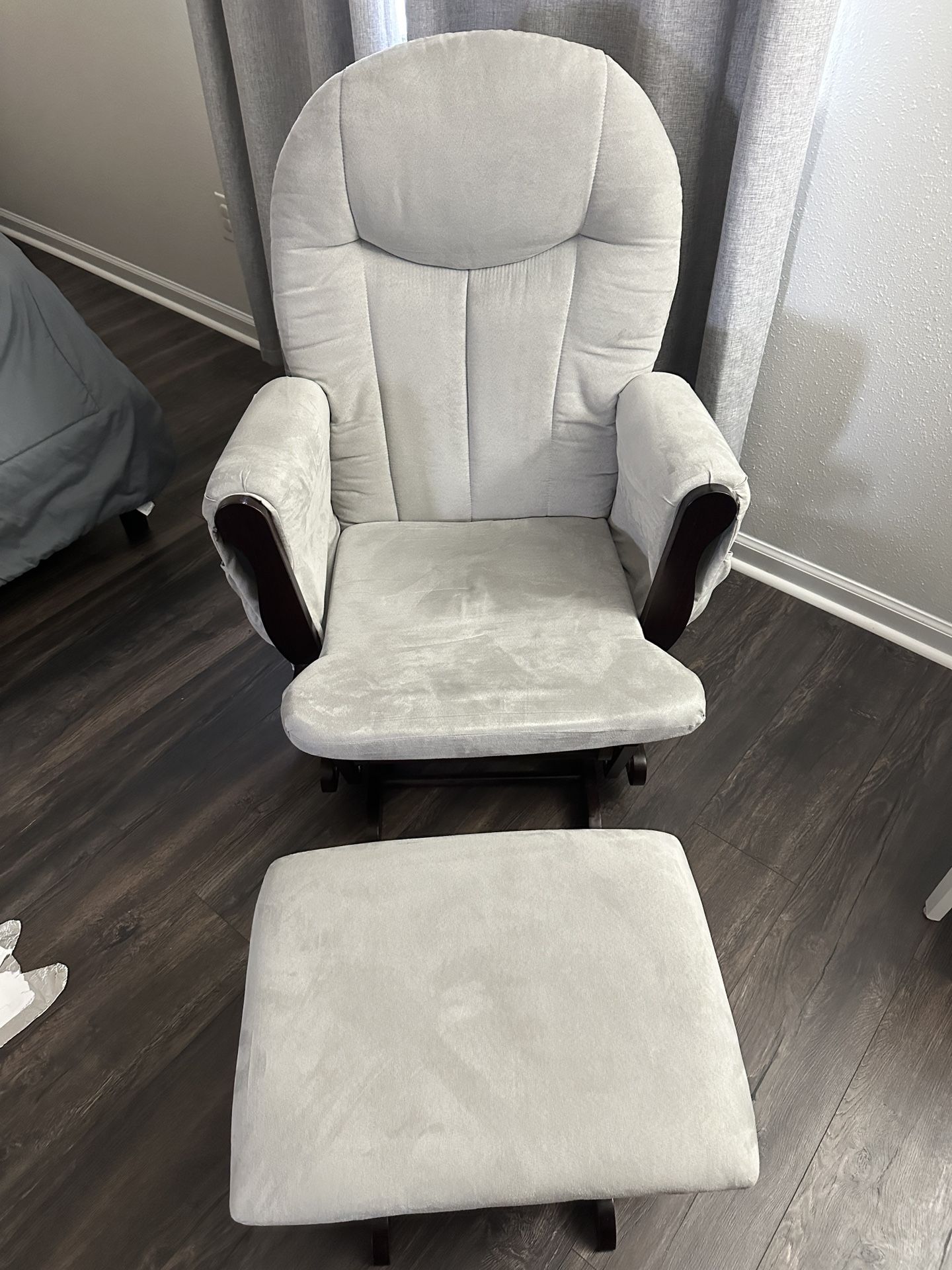 Rocker Chair With Ottoman. 
