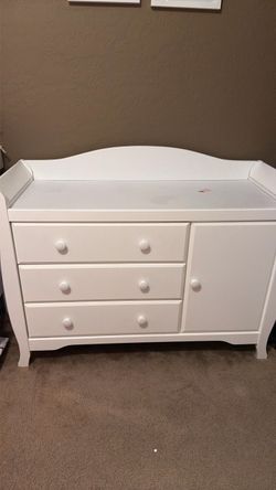 Pretty white dresser/changing table