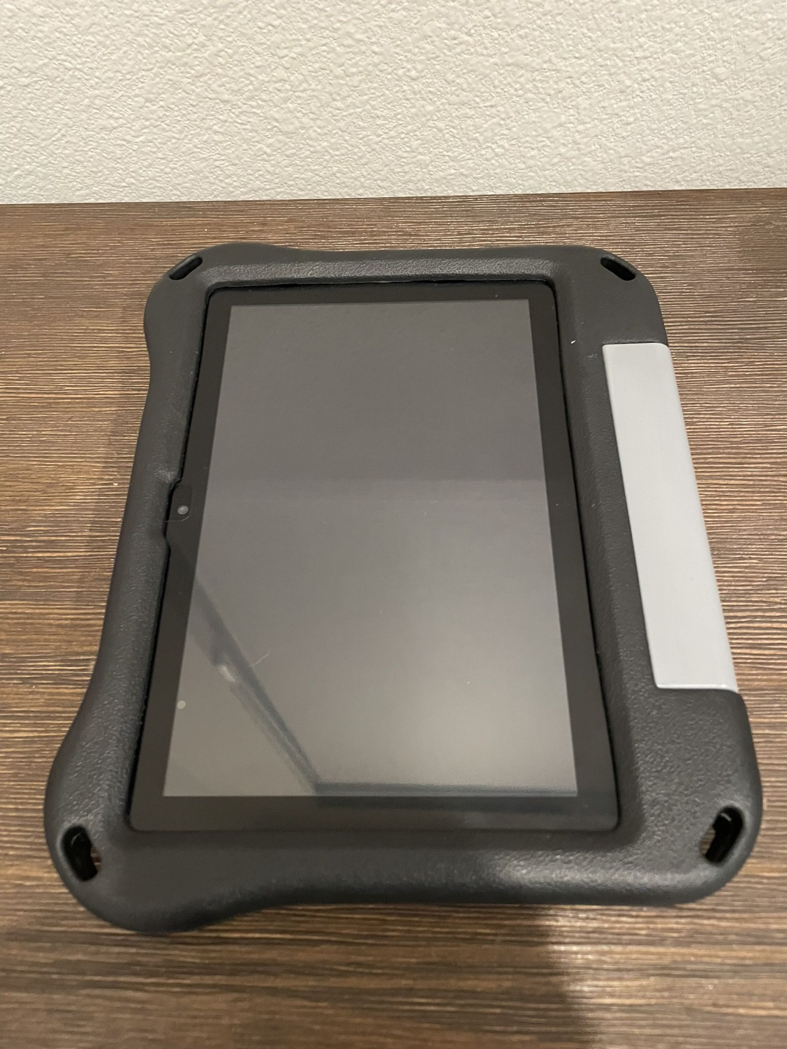 like new! amazon fire hd 8 tablet with case