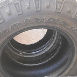 2 Tires Goodyear Wrangler duratrac LT275 65 R18
