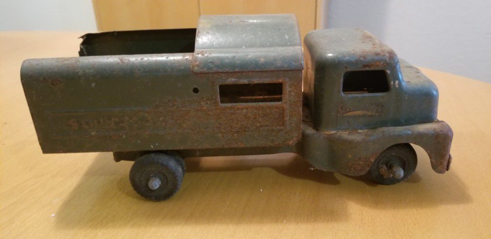 5 Antique STRUCTO CO TOY TRUCKS FROM 1940