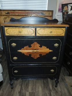 Antique chest of drawers