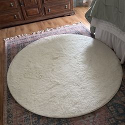 Round plush polyester rug
