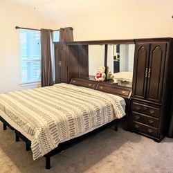 Bedroom Furniture Set - Excellent Condition 