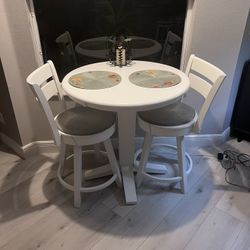 Hudson’s Furniture JTF Counter Height Pub Table!