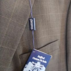 MEN'S 100% WOOL 3-BUTTON SUIT..... CHECK OUT MY PAGE FOR MORE ITEMS