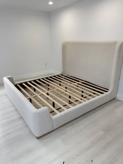 Brand New Boucle Queen Bed / Cama Boucle Queen Nueva a Estrenar