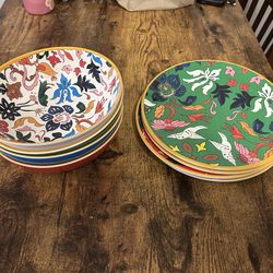 4 Plates and 4 Bowls part of the Sofia Vergara collection.