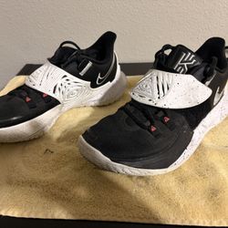 CASH/TRADE Nike Kyrie Low 3 Basketball Sneakers 